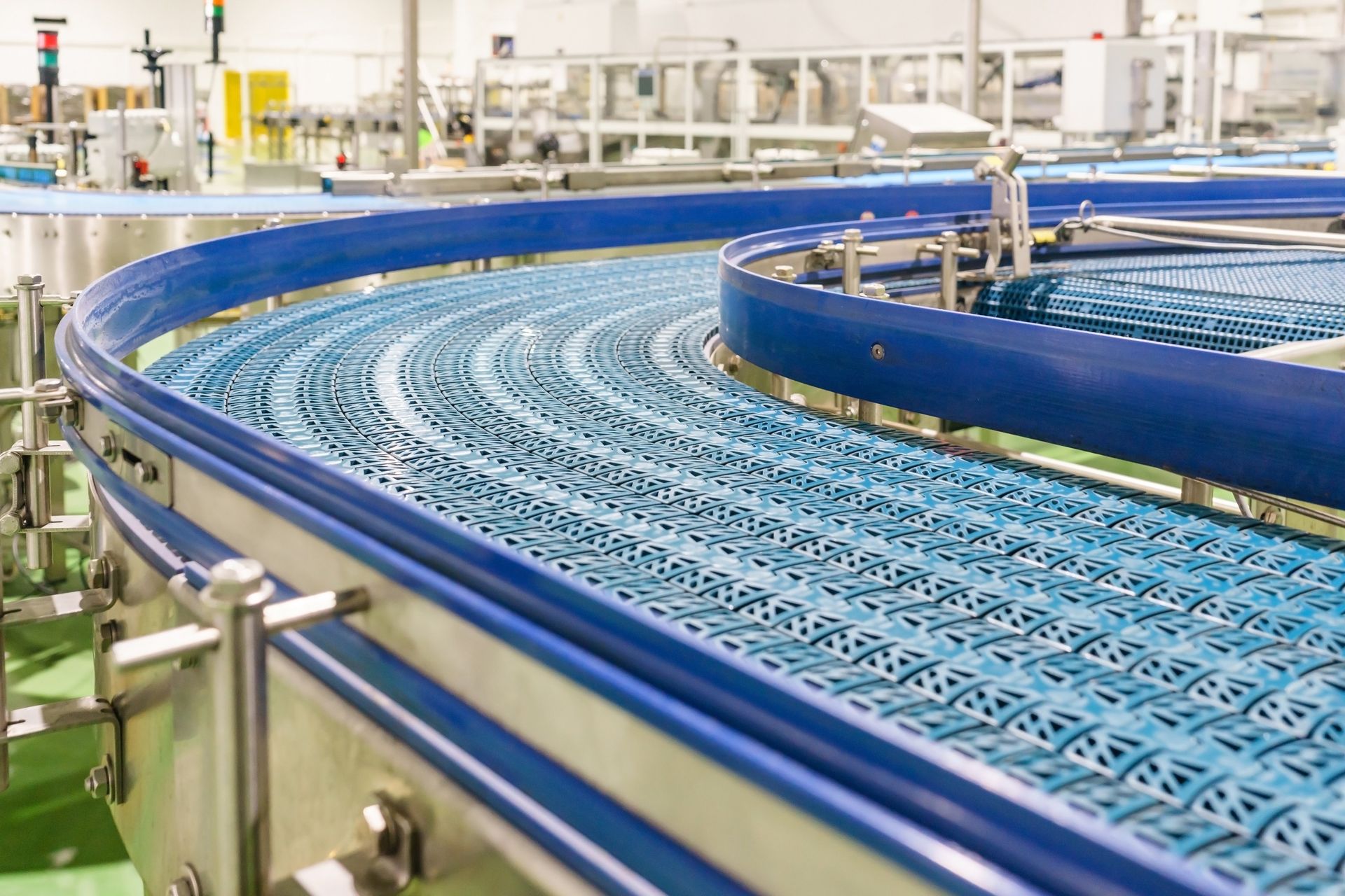Curved modular conveyor line