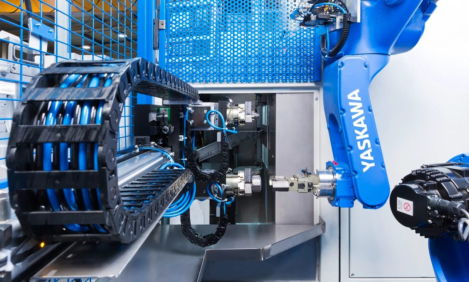 Yaskawa robot loading a machine tool
